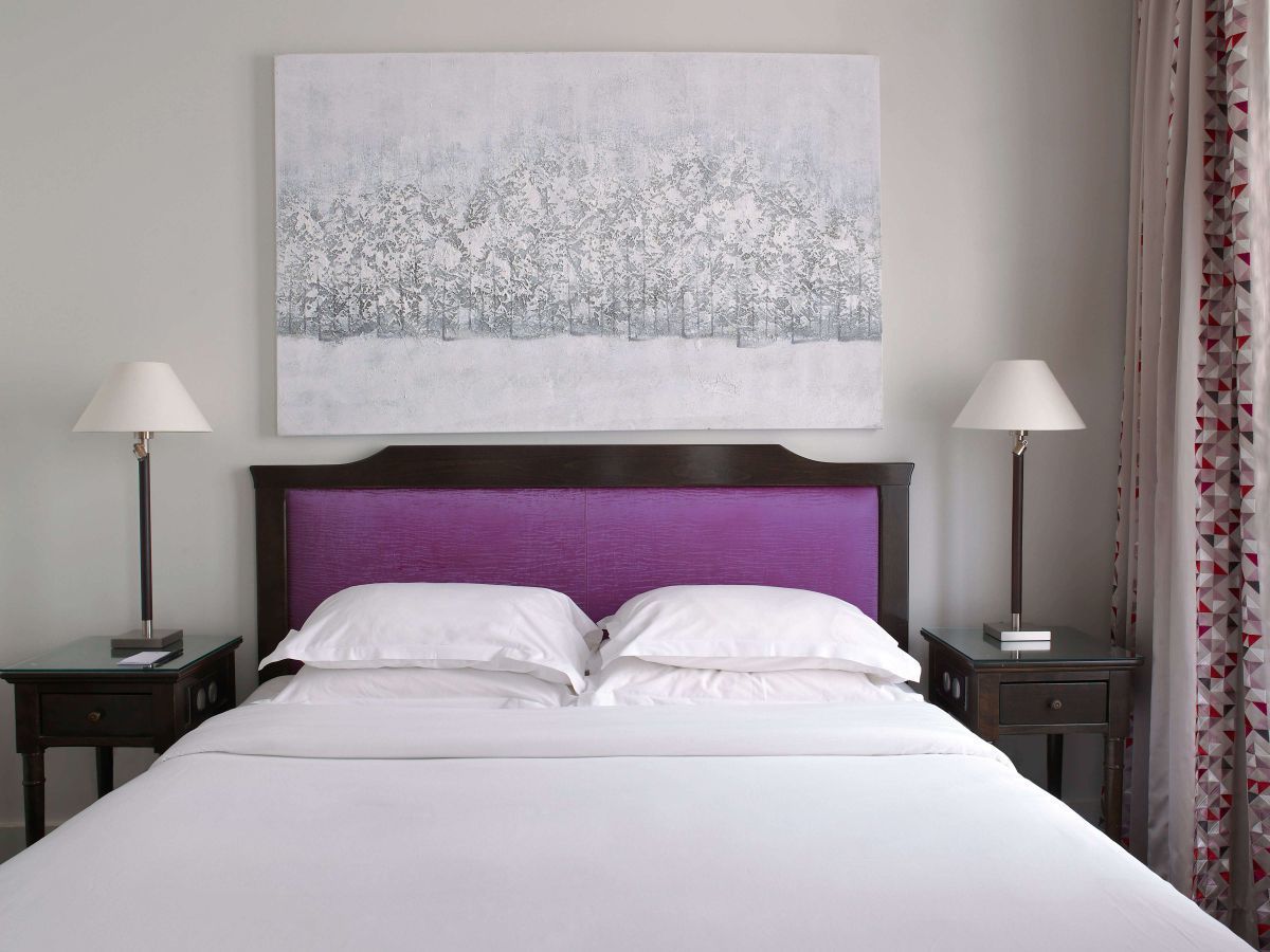 Our superior rooms provide optimal comfort to kickstart your Parisian experience. With an area of 20 square meters, these rooms offer a pleasant setting, perfect for your stay in Paris.