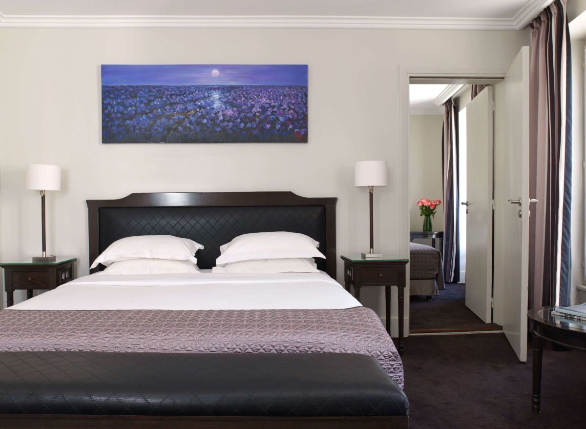 Family suites are perfect for a family getaway. These suites feature a private entrance and a large space to accommodate an entire family. Each suite includes a connecting deluxe bedroom with its own bathroom.
These spacious family suites are designed to make your family's stay as enjoyable as possible, providing everyone with the space and comfort needed to enjoy your visit to Paris in complete serenity.