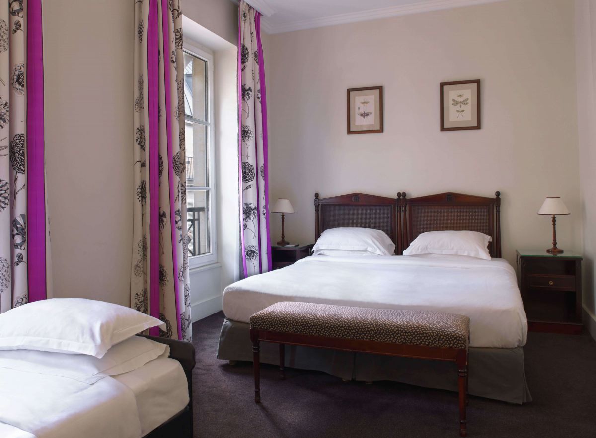 These spacious Deluxe rooms can accommodate up to three people.
They offer you tranquility and Parisian charm in the heart of the fashion, art, and luxury district.