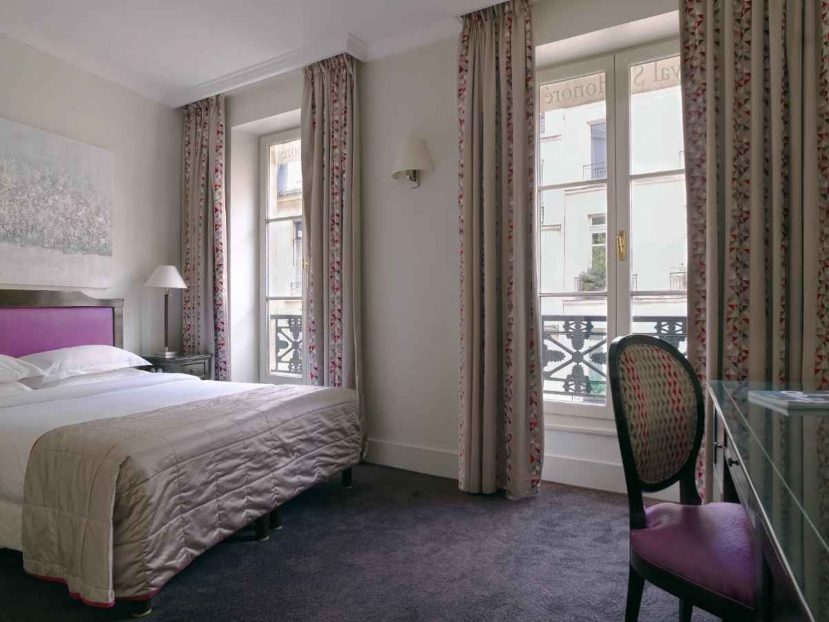 Our superior rooms provide optimal comfort to kickstart your Parisian experience. With an area of 20 square meters, these rooms offer a pleasant setting, perfect for your stay in Paris.