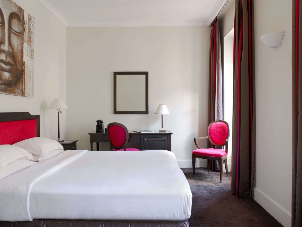 Deluxe rooms epitomize space and comfort, providing you with a more expansive experience adorned with refined elegance.
These rooms are perfect for the most enjoyable stay in the heart of Paris.