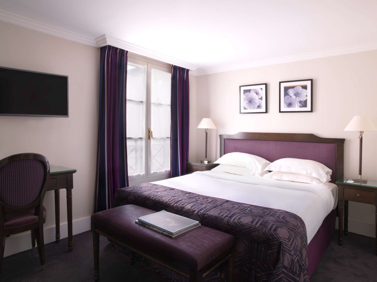 The Classic Room combines comfort and elegance, making it perfect for any type of stay, whether for business or to explore the City of Light. Just steps away from the Rue de Rivoli and the Louvre, this room is your gateway to your Parisian adventure. All our Classic room have a view on court