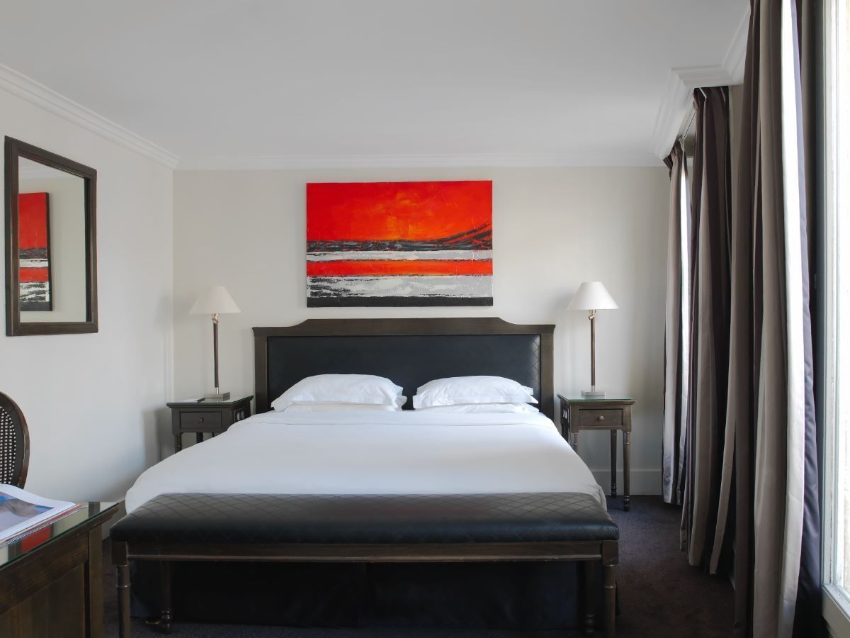 Deluxe rooms epitomize space and comfort, providing you with a more expansive experience adorned with refined elegance.
These rooms are perfect for the most enjoyable stay in the heart of Paris.