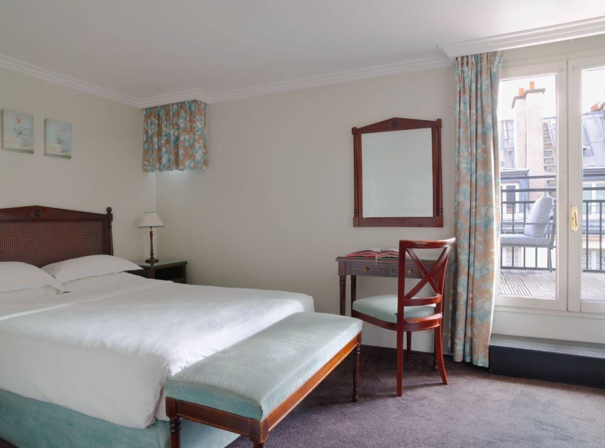 This 17m2 Superior room is a true haven of peace in the heart of the fashion district.
Enjoy its private terrace while sipping a delicious cocktail and treat yourself to a privileged moment of relaxation.