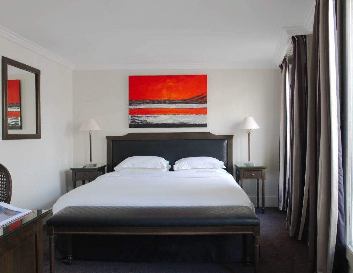 Elegance and comfort await you in this spacious 22m2 room. Its private terrace offers stunning views of Rue Saint-Honoré.
This is the perfect room to create unique memories in the trendiest district of Paris.
