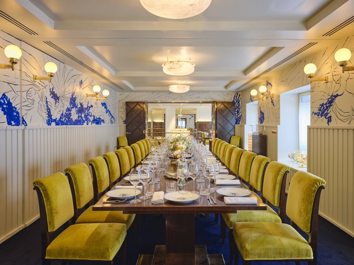 This French restaurant, with an Art Deco ambiance, is renowned for its elegant staircase and private lounges. Its specialty lies in the modernization of classic dishes.