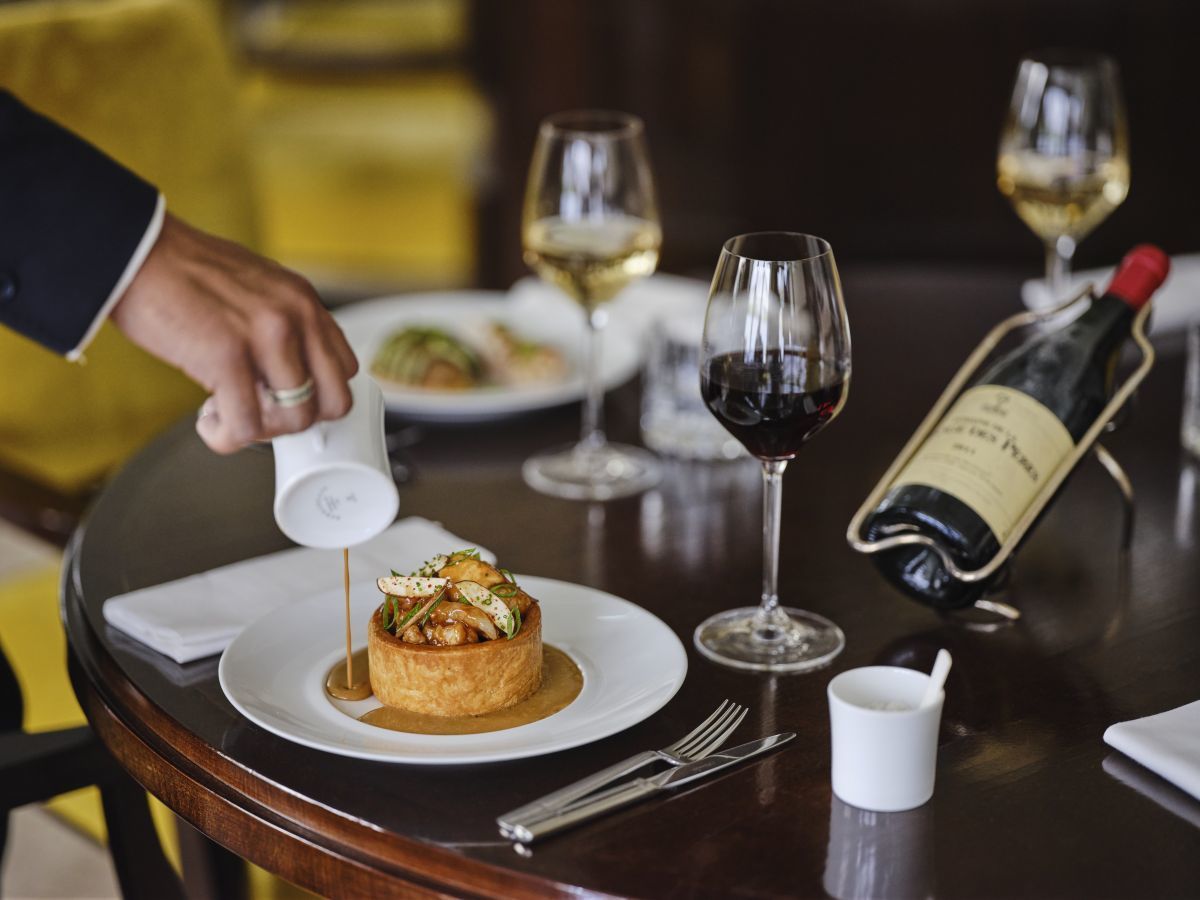 This French restaurant, with an Art Deco ambiance, is renowned for its elegant staircase and private lounges. Its specialty lies in the modernization of classic dishes.
