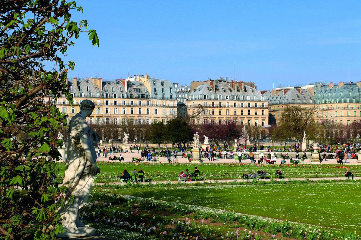 The Tuileries Garden is a gem of the French capital. This iconic garden, created in the 16th century, provides an oasis of beauty, calm, and relaxation.