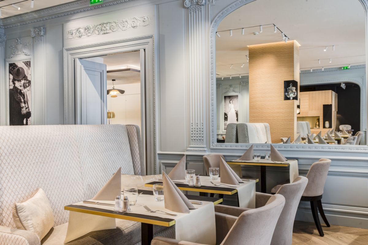 This French restaurant, with an Art Deco ambiance, is renowned for its elegant staircase and private lounges. Its specialty lies in the modernization of classic dishes.