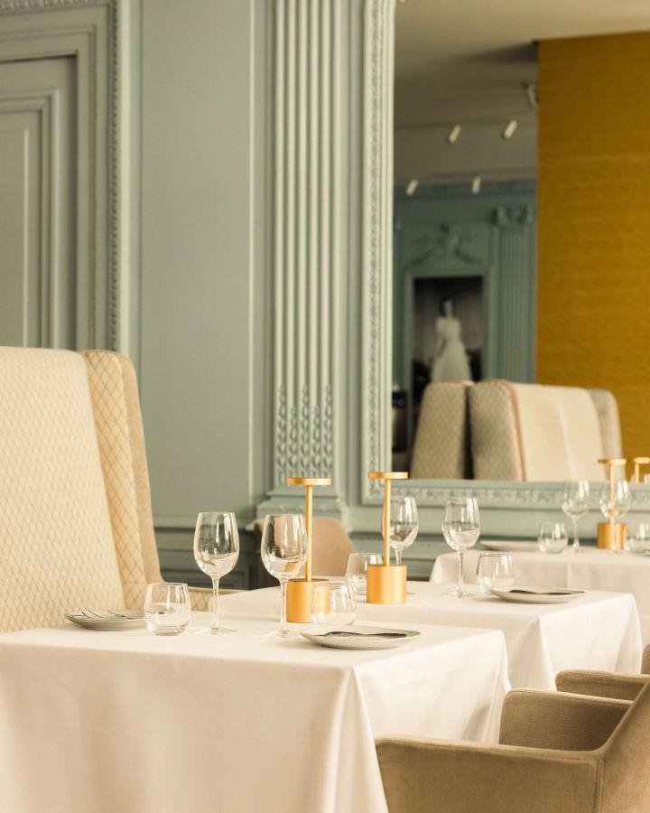 This French restaurant, with an Art Deco ambiance, is renowned for its elegant staircase and private lounges. Its specialty lies in the modernization of classic dishes.