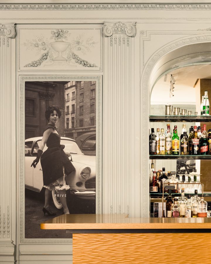 This French restaurant, with an Art Deco ambiance, is renowned for its elegant staircase and private lounges. Its specialty lies in the modernization of classic dishes.